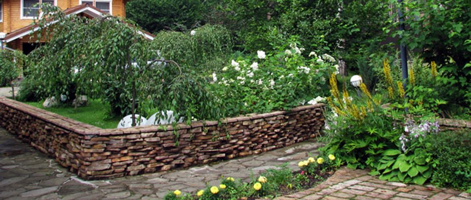 Строительство декоративной стенки в саду